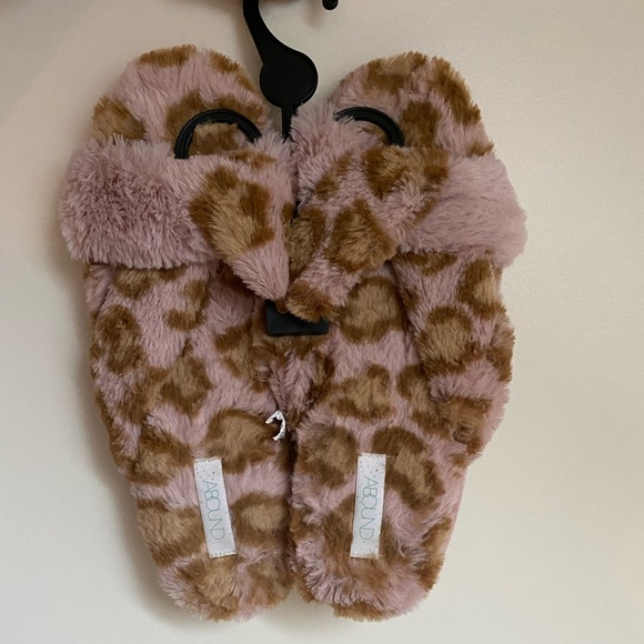 Abound fuzzy open toe slippers. - Picture 1 of 3